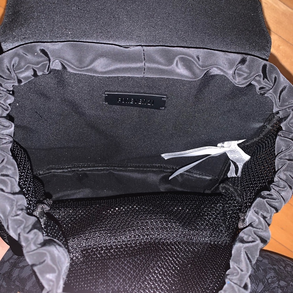 🎒NWT - F21 netted mini backpack - Picture 3 of 9